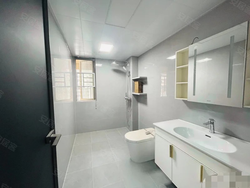 城南，新城名都，全新精装，精装三房，电梯好楼层，证满二，一天未住