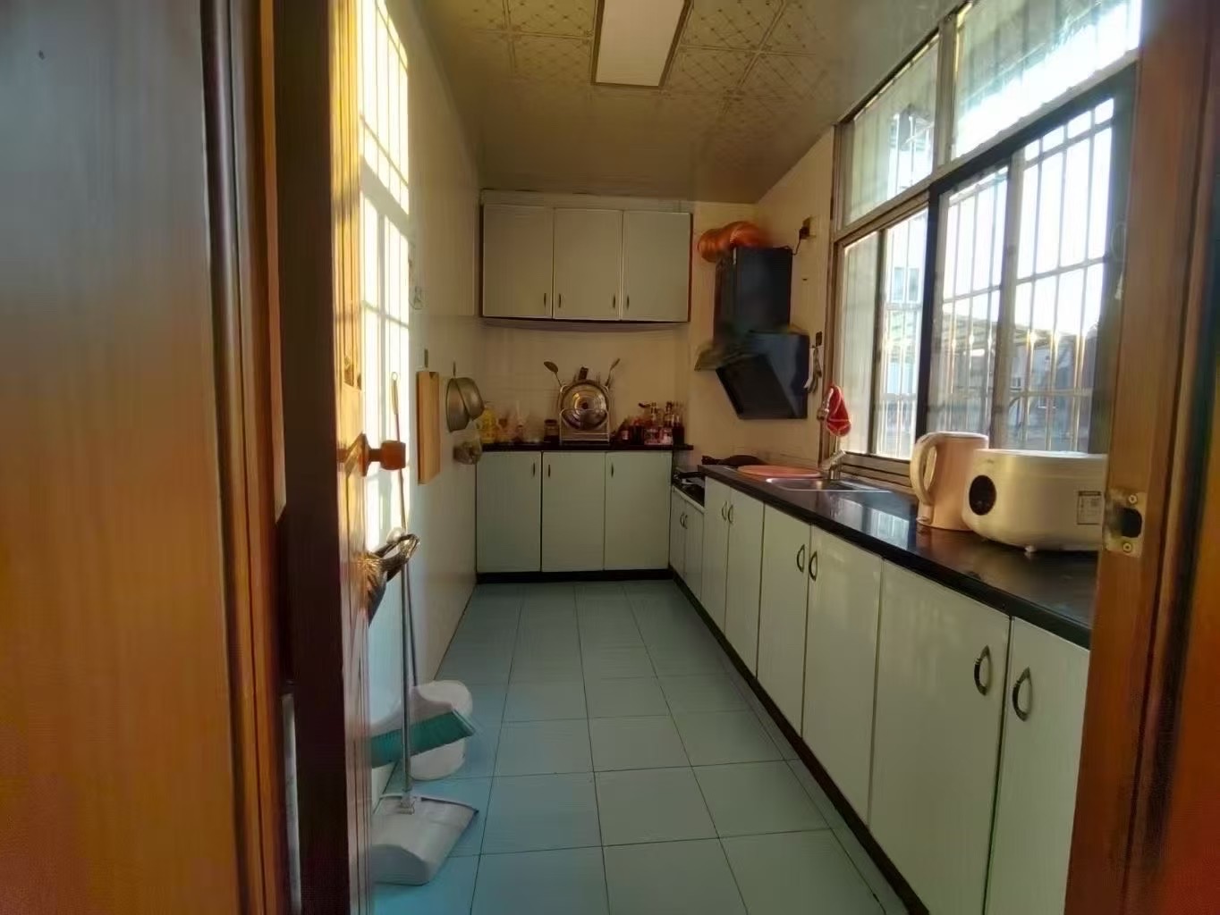 沙嘴菜场旁，步梯好楼层，精装大两房，总价23万，，证件满二