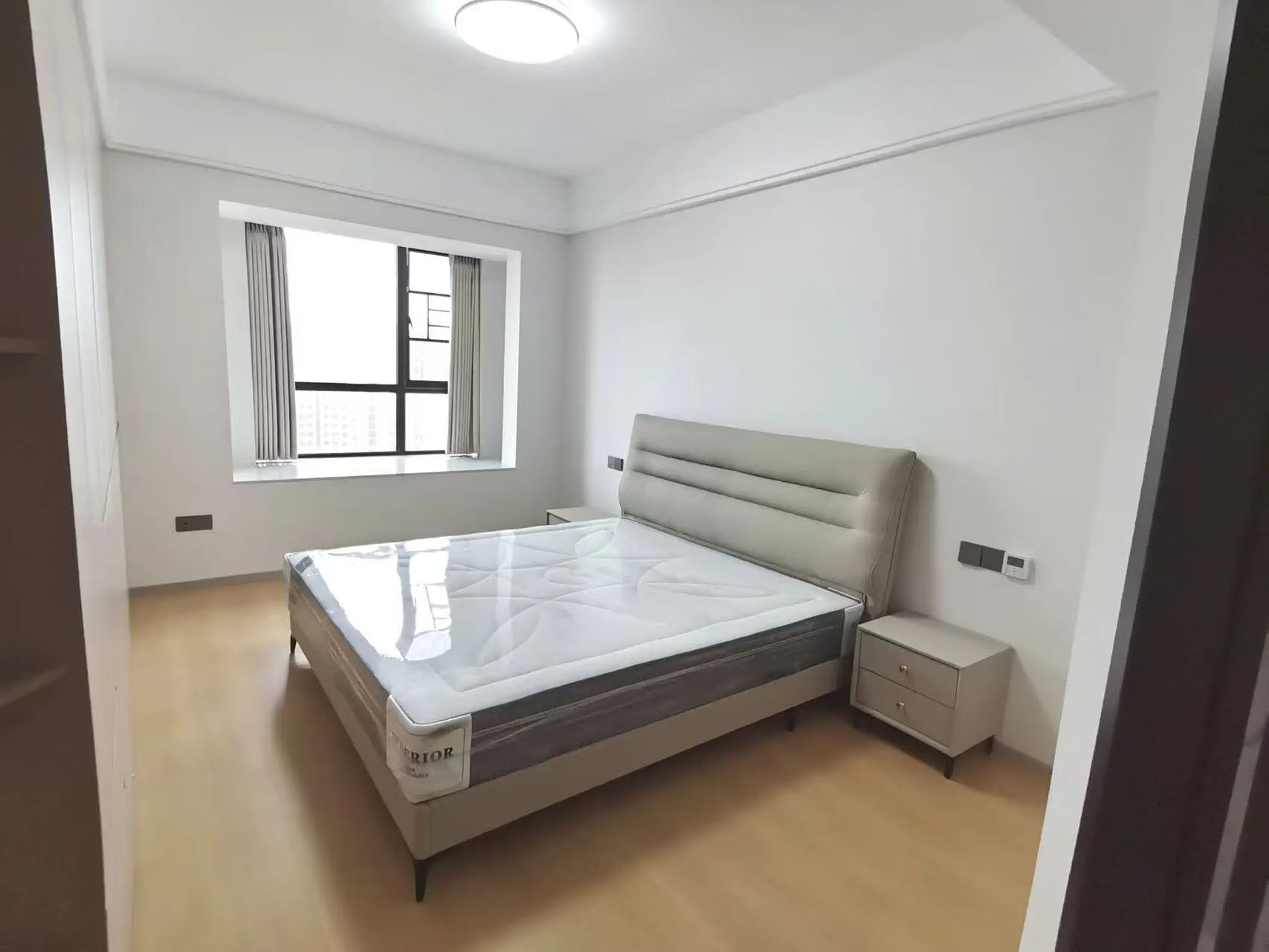 降价了，城南，御湖世家，凤凰楼，全新精装大三房二卫，新三中，业主包满二