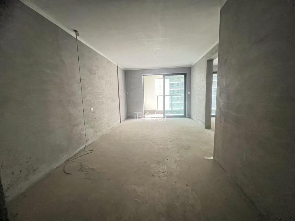 城南，吾悦现房，电梯好楼层7楼，毛坯三房二卫，大阳台