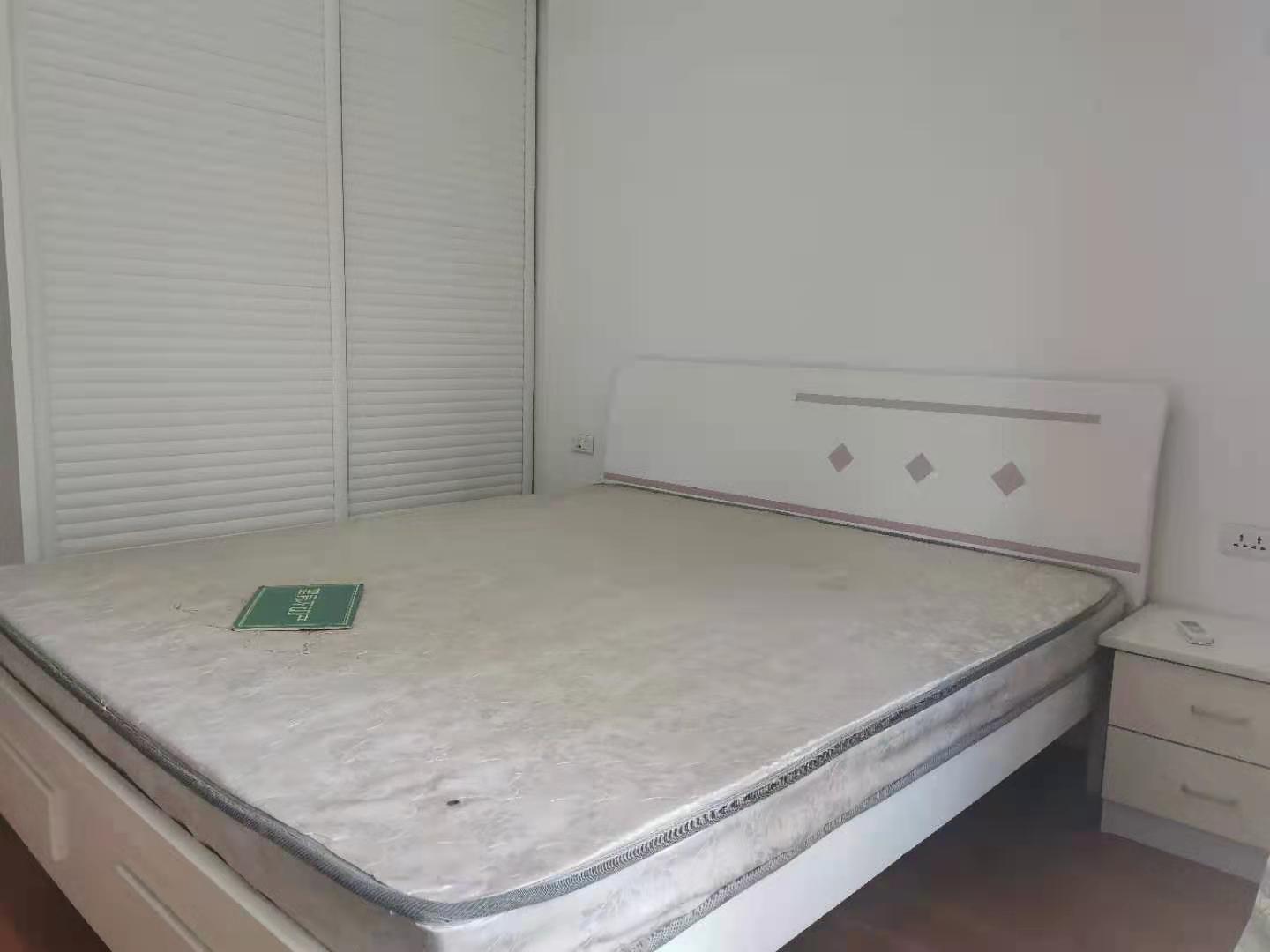 金域城邦精装四房，家具家电齐全，拎包入住。