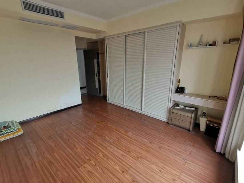 急售…绿地华庭天然氧吧，上下分层两户进出，产权面积254平米，使用面积315平米。