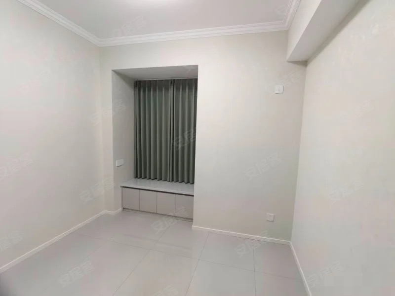 一中对面，全新精装三房二卫，老证，南北通透，亏本出售