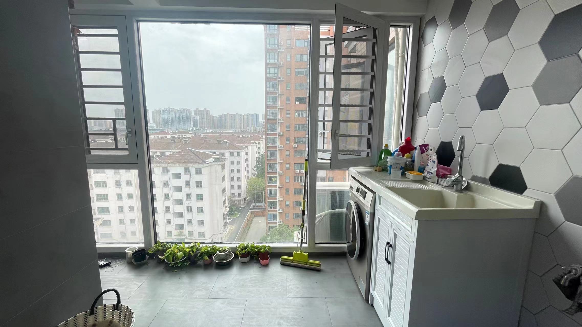 金域城邦.精装三房两卫.证件在手满二.看房方便