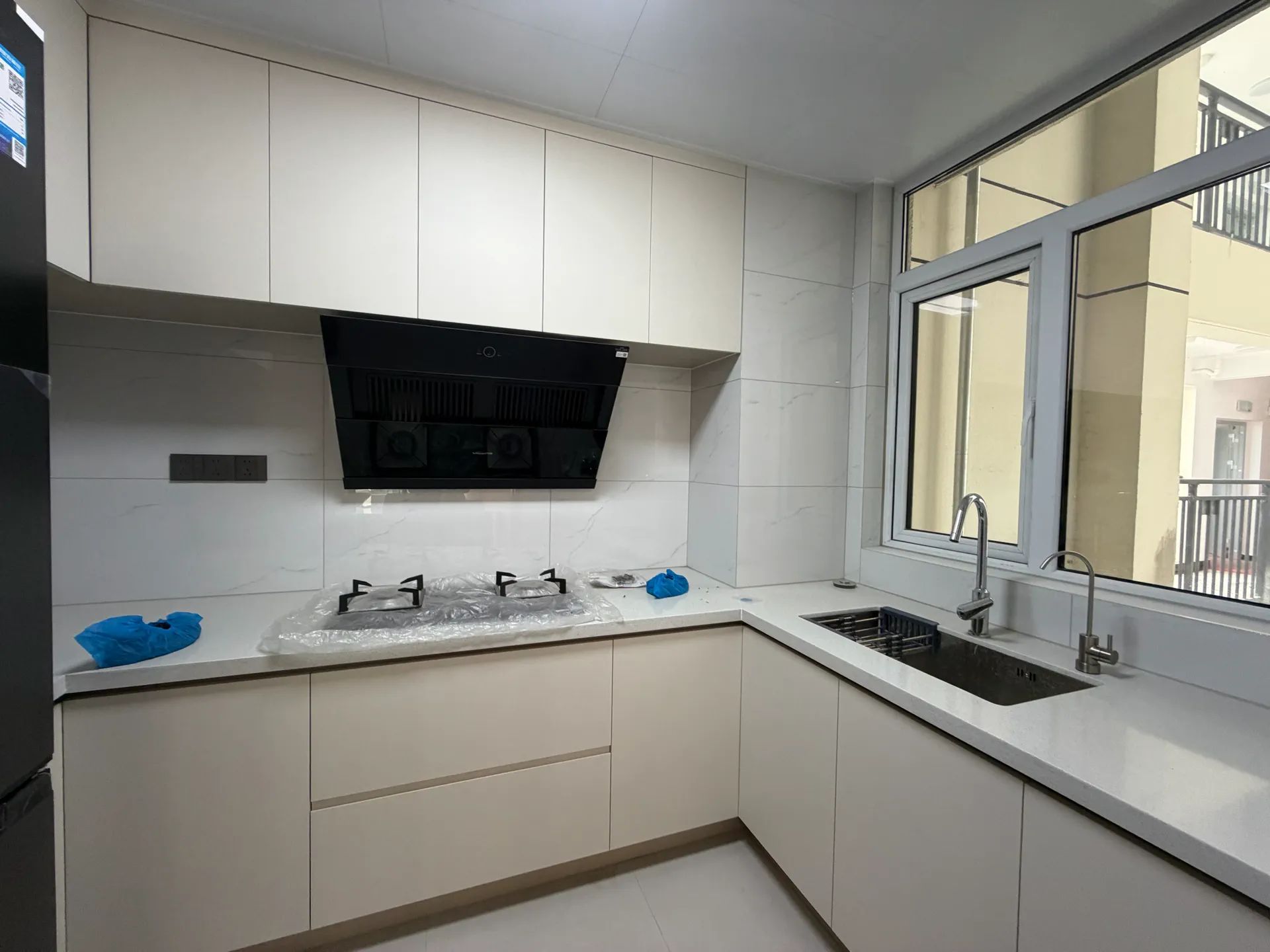 双书包，风和日丽，精装三房两卫，全新装修家，家电齐全，证满二带车位。