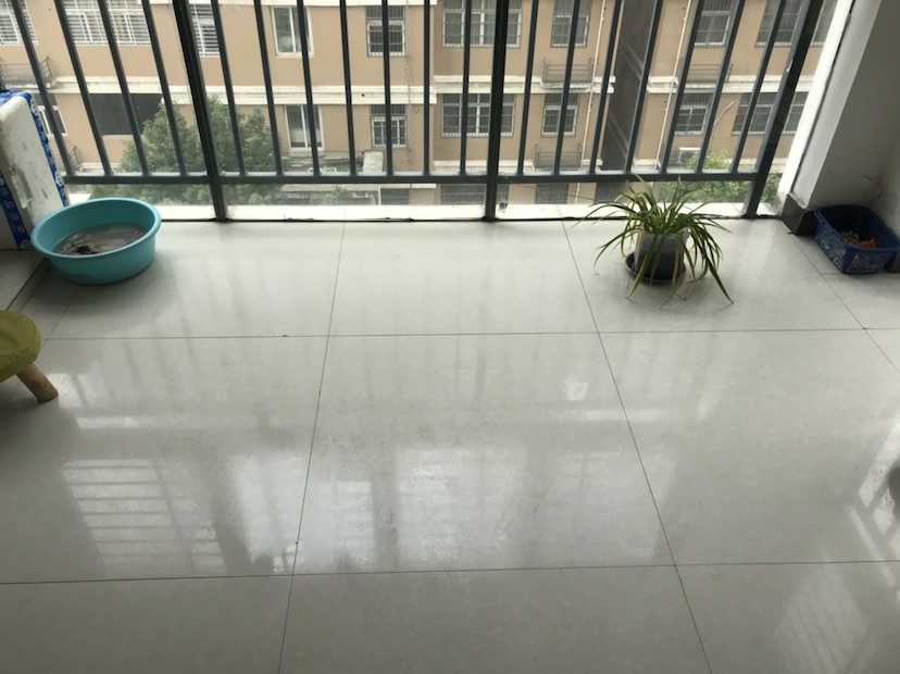 中央华府精装电梯小高层，三室两厅两卫，证满二，家电齐全