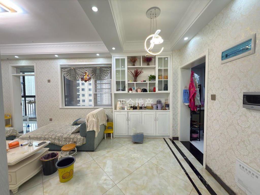 捡漏，业主诚心出售，森林国际，精装三房双书包，双湖景房。​电梯好楼层