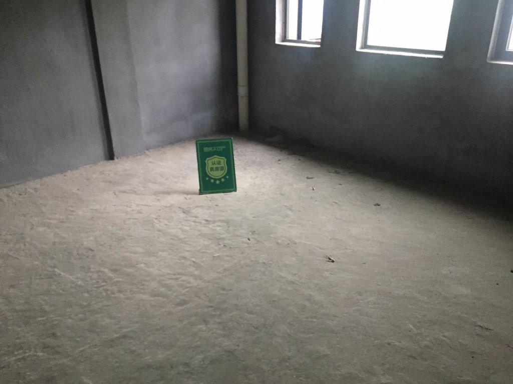 绿地华庭联排别墅，环境好的吓人，每天鲜氧环绕景色宜人