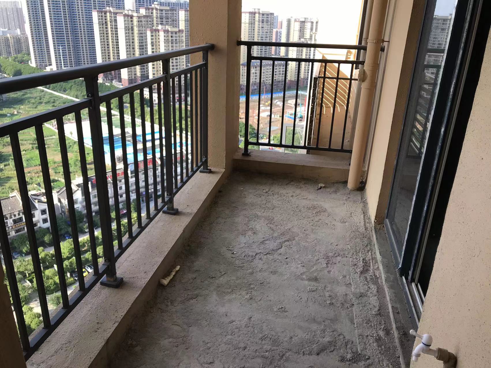 南国明珠 好楼层东边户 送入户花园 毛坯三开间朝南 南北通透 双阳台 视野好 采光很棒 看房方便