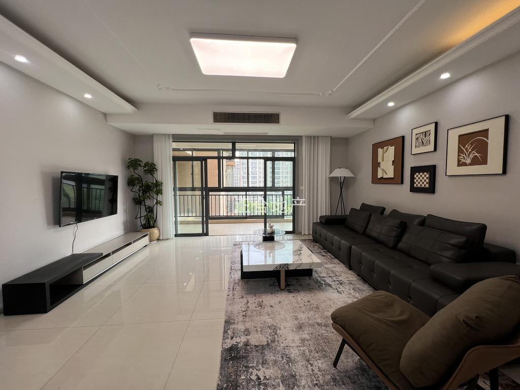 城南，忆美国际公馆，精装大四房，电梯5楼，装修成色新，单价4字出头，证满二