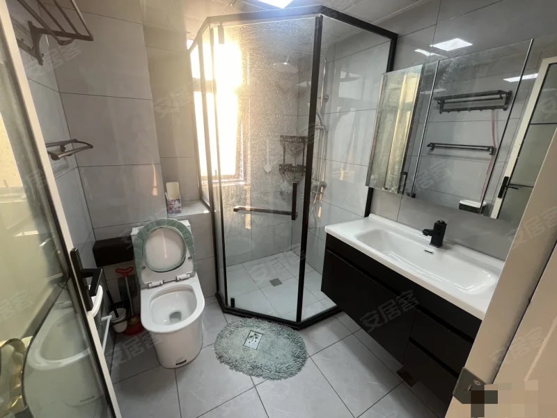 房东亏本急售！御湖，几乎全新，精装大三房，边户单价6000，送个车位