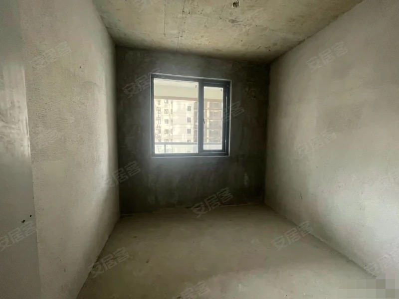 降价了，房东亏本出售，蓝天白云，买房送车位，中间好楼层，毛坯三房，证满二，