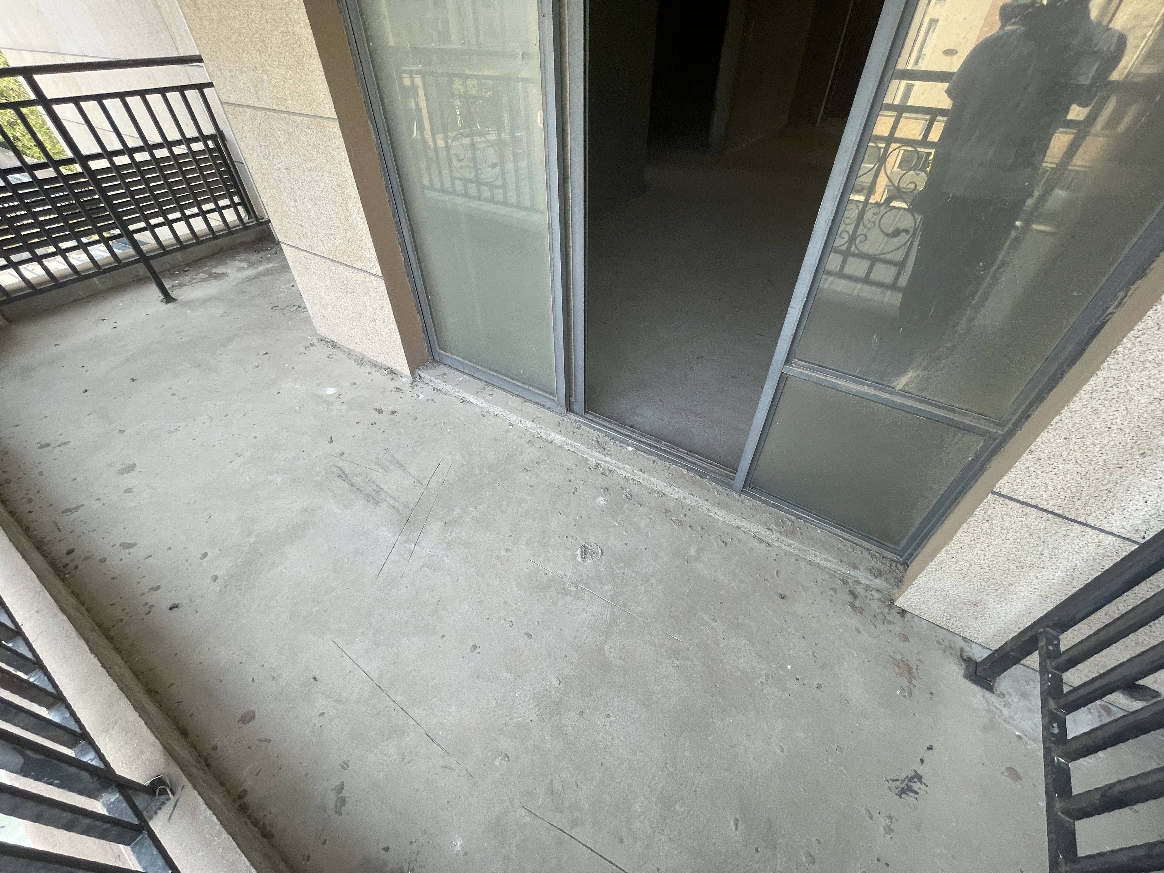 绿地香格里拉电梯小高层毛坯四房看房方便有钥匙证件老证税费低