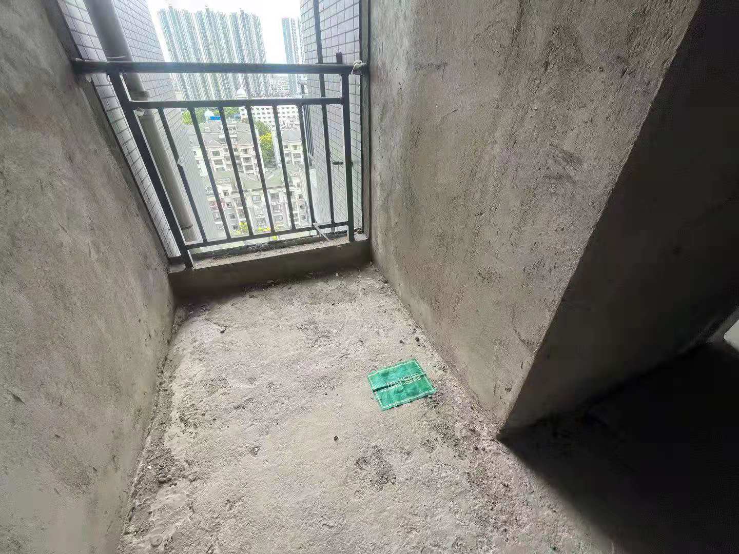 城南江汉星城毛坯大三房，沔阳公园风景一览无遗，诚意出售