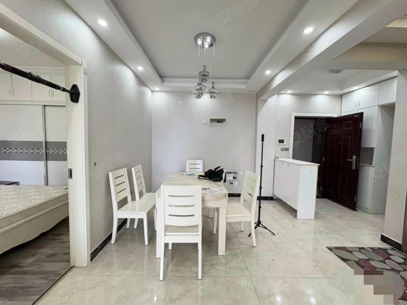 城南，新街旁，电梯17楼，精装两房，上元泰三中，成色新，视野开阔，无遮挡，