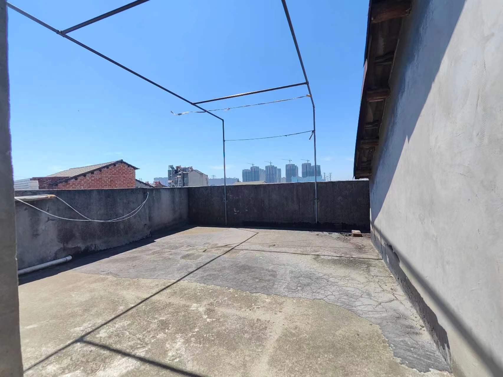 私房两间四层，另带隔热层400平只要55万，户型南北通透采光好的很生活配套成熟交通方便！