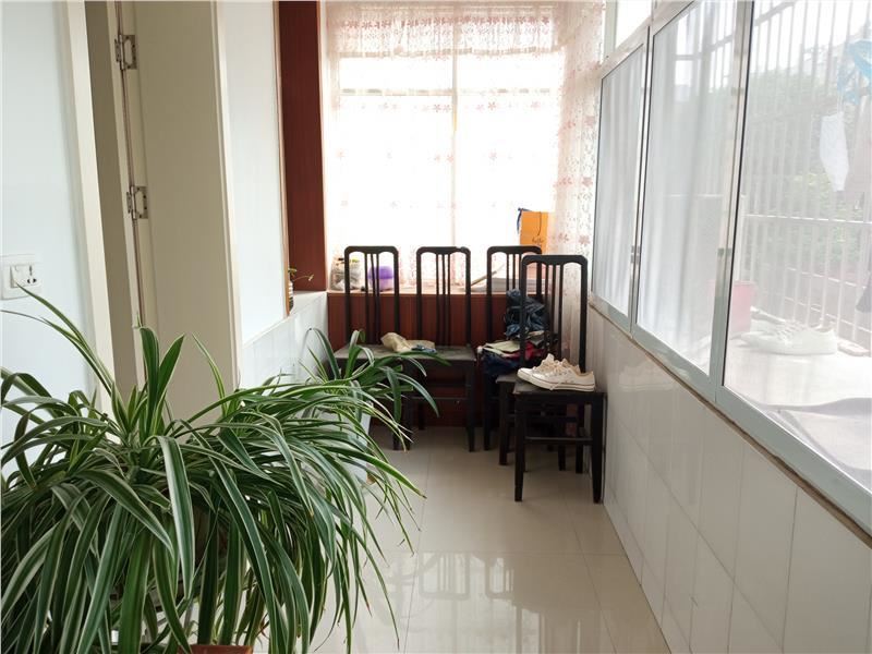 福星城附近城南步梯好楼层，装修成色新，证满两年，过户费低，看房方便