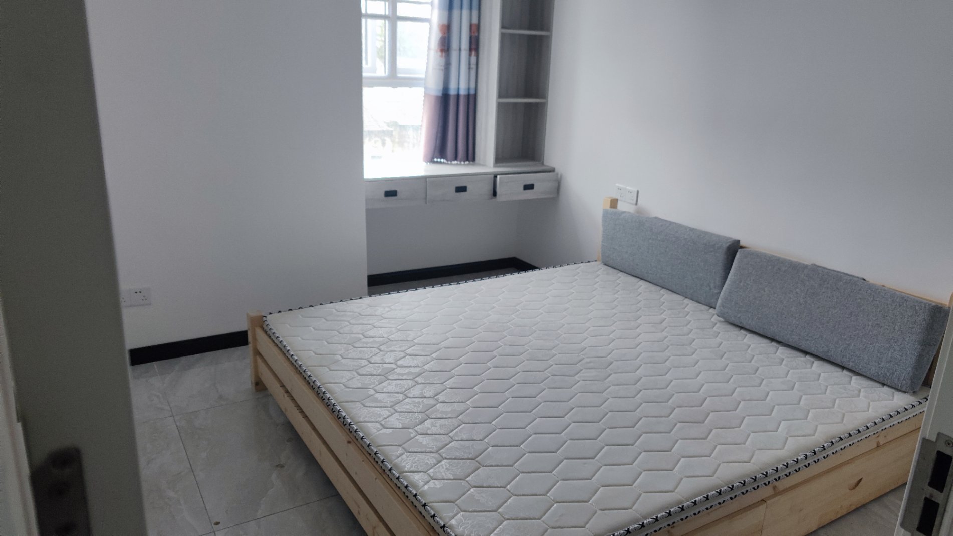 沔阳学府园2室2厅1卫全新精装修家具家电齐全优价出租！