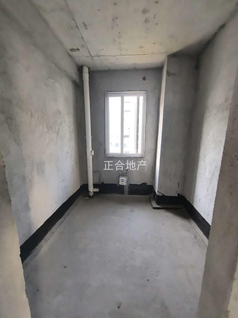 城南，蓝天花园，小高层，纯边户，好楼层12楼，带拐角大阳台，单价只要6400，一梯一户