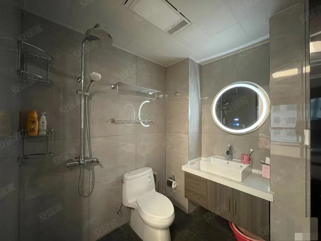 49，城南新三中旁，全屋定制衣柜➕左右沙发，全新精装三房，证件满二，中间楼层