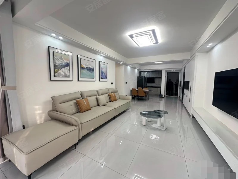 268？吾悦广场旁，蓝天新城，全新装修，精装3房，送地下车位，中间好楼层，证满两年