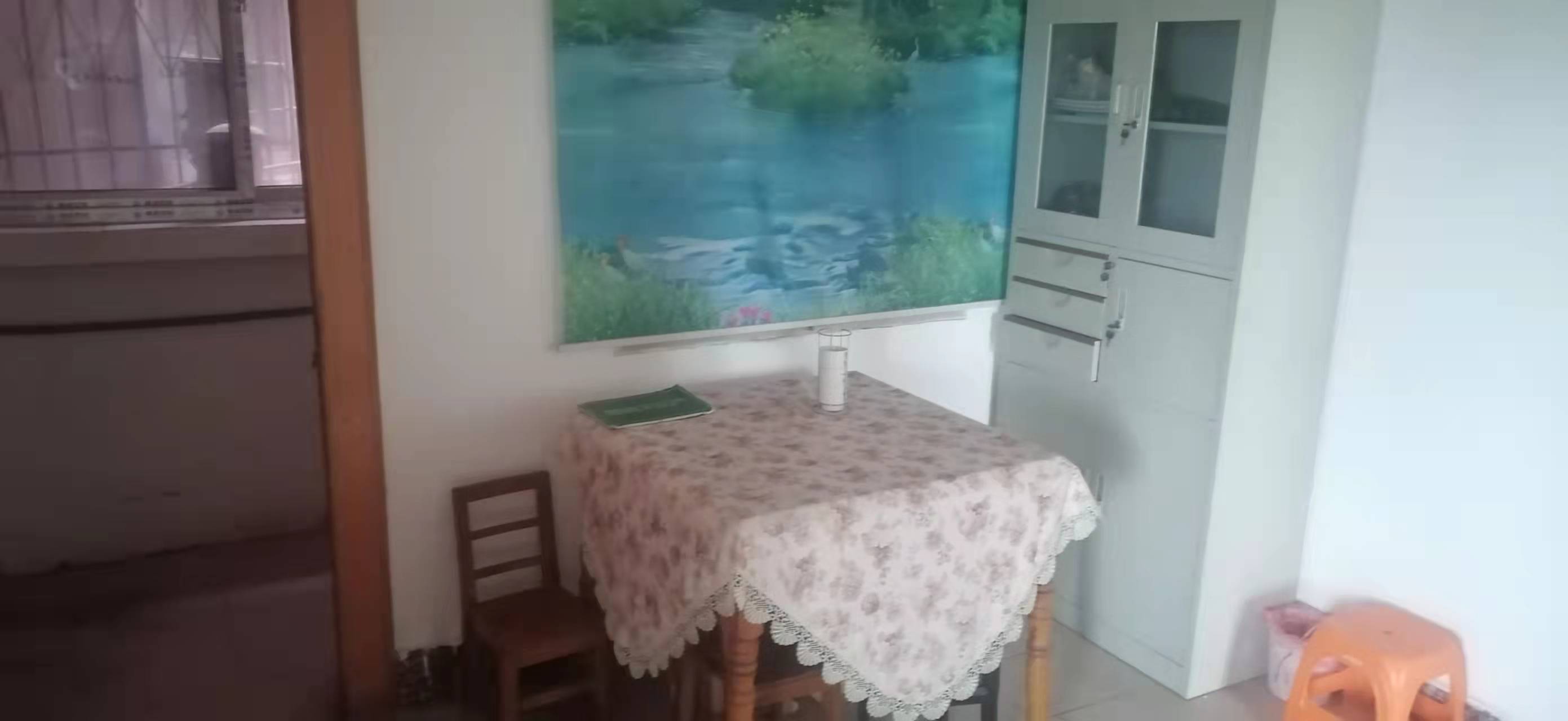 流金岁月旁步梯四楼简装三房出租