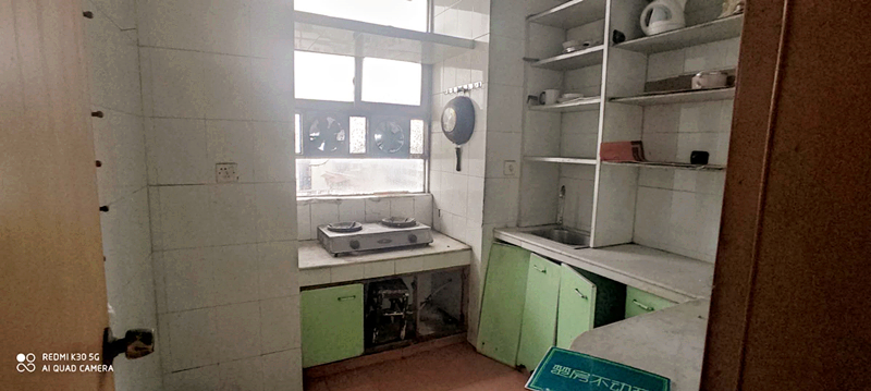 粮贸宿舍商城北门装修四房诚意出售