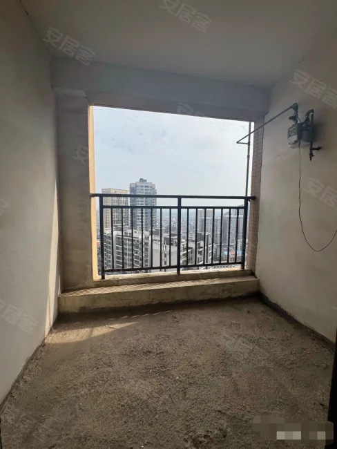 圣淘沙，电梯3房2卫，单价3600+，满二，电梯中层，边户，南北通透，送入户花园