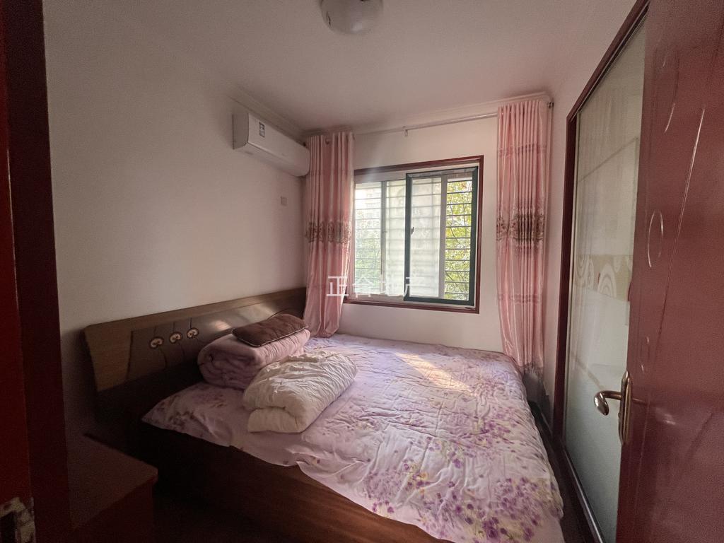 降价了，业主亏本急甩，一中对面，电梯精装三房两卫，带超大露台，快来捡漏，证满二