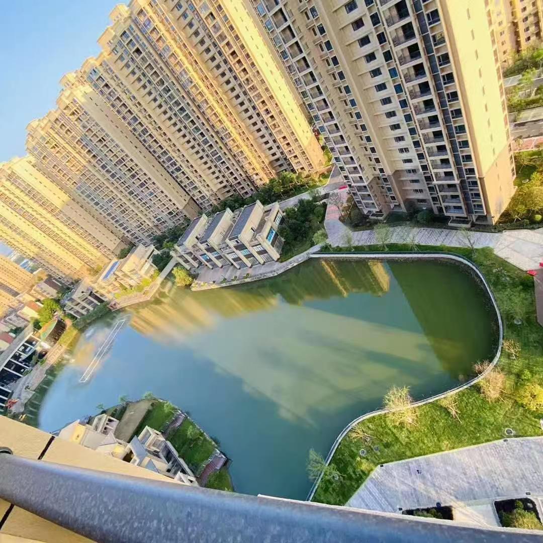 降价了，御台公馆，中间好楼层，成色新，诚心出售，精装两房