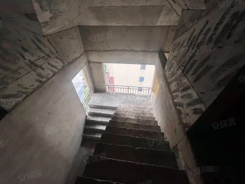 银浮领秀城，楼梯和现浇已弄好，带地下停车位电梯洋房，复式大平层，实际面积300多平，证满二，南北通透双阳台，四开间朝南，