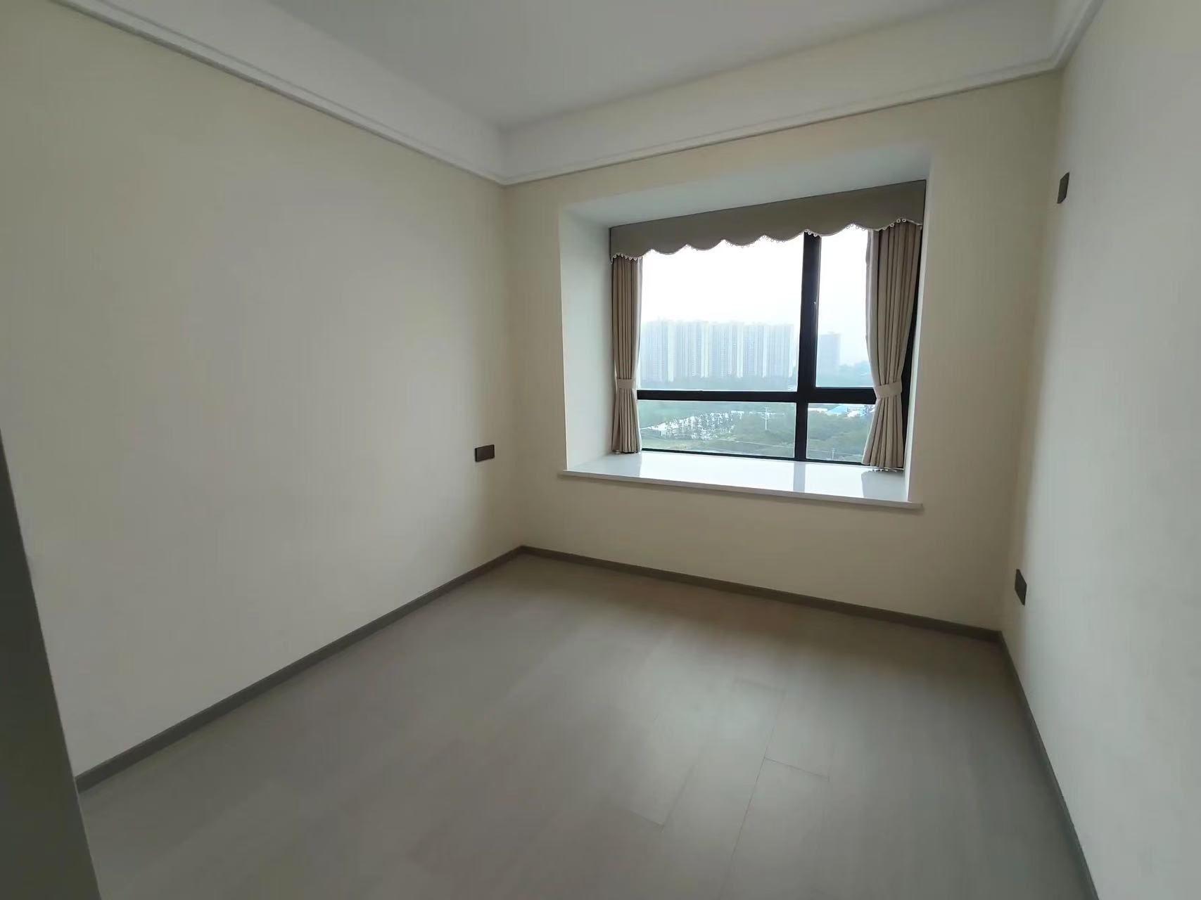 降‬价了，城南御湖世家，带‬车位，‮精装新全‬三‮两房‬卫，一‬口价71万