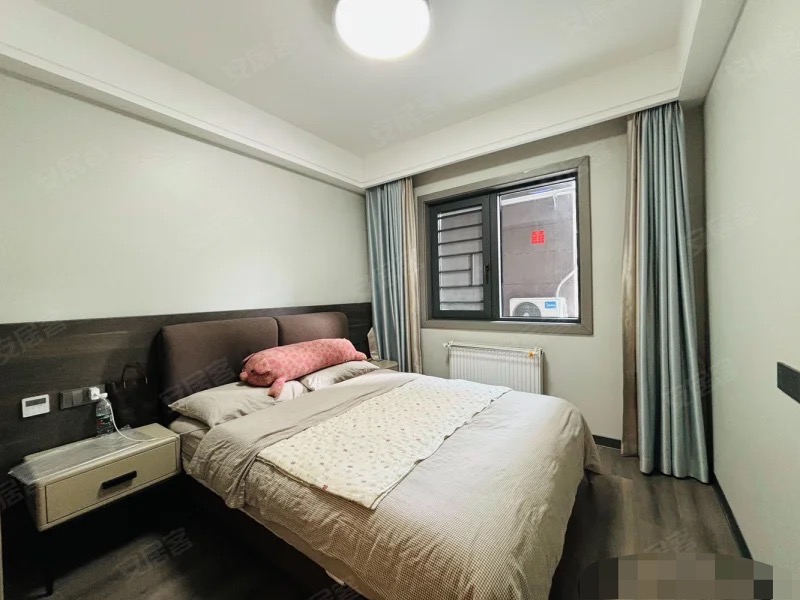 吾悦旁，蓝天新城，送200平大露台❗️送车位​，精装三房两卫，全屋品牌家具家电，成色9.9新，全屋暖气片，证满二