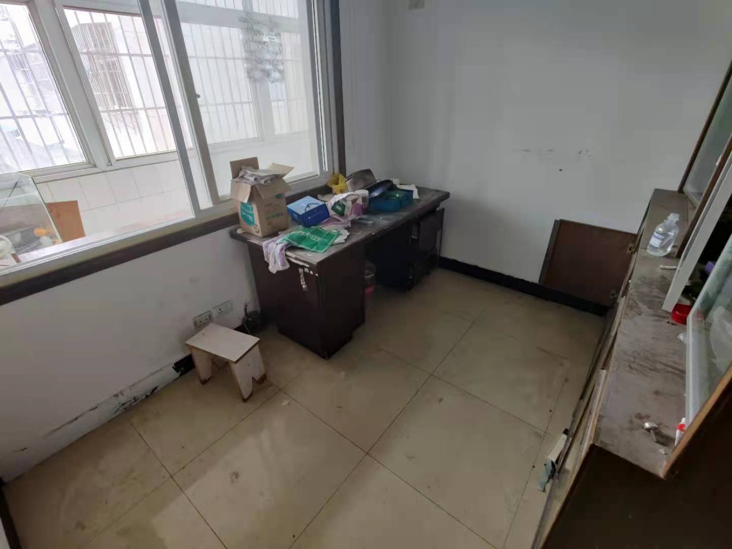 新村河东街 栋单元楼一梯一户大平层带地下室车库 立水电有卫生间