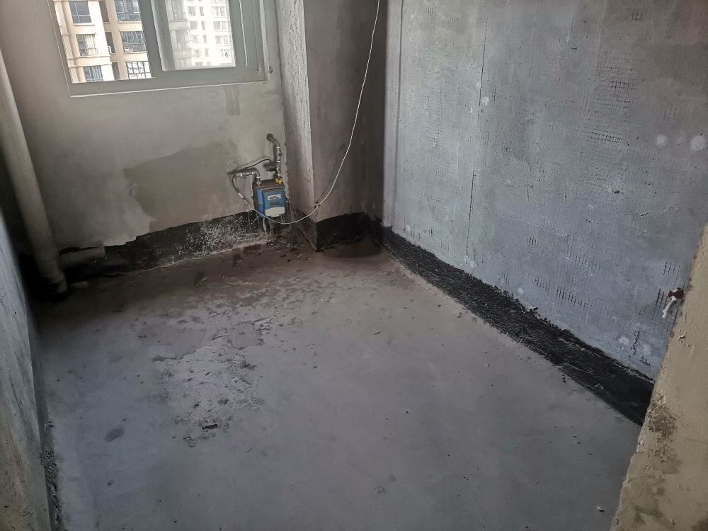 御台公馆毛坯大三房房东诚心出售 看房电梯中间楼层