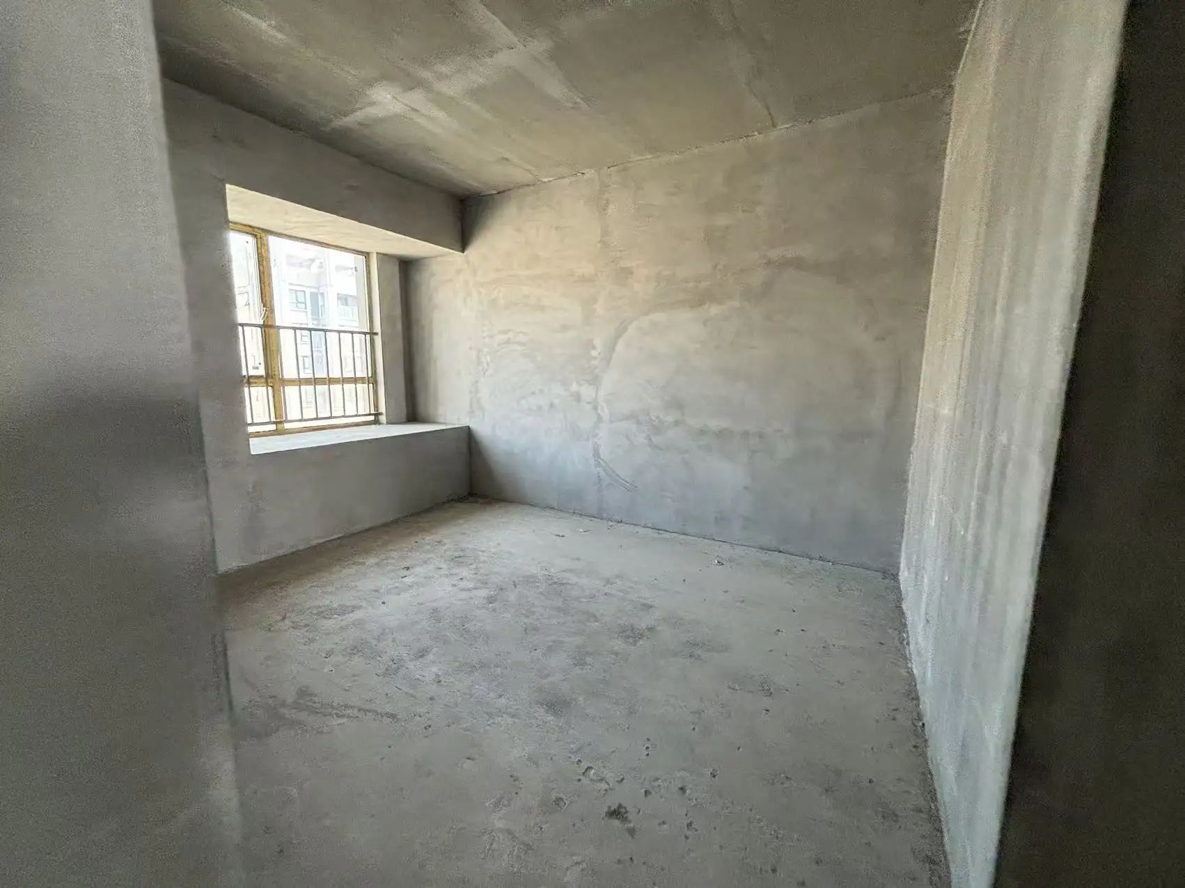 亏本出售，御湖世家，毛坯3室2卫，南北双阳台，，证满二