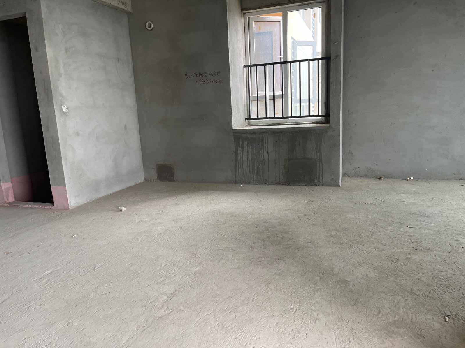 满庭春100平3房，采光好中间楼层56万证满二，看房方便