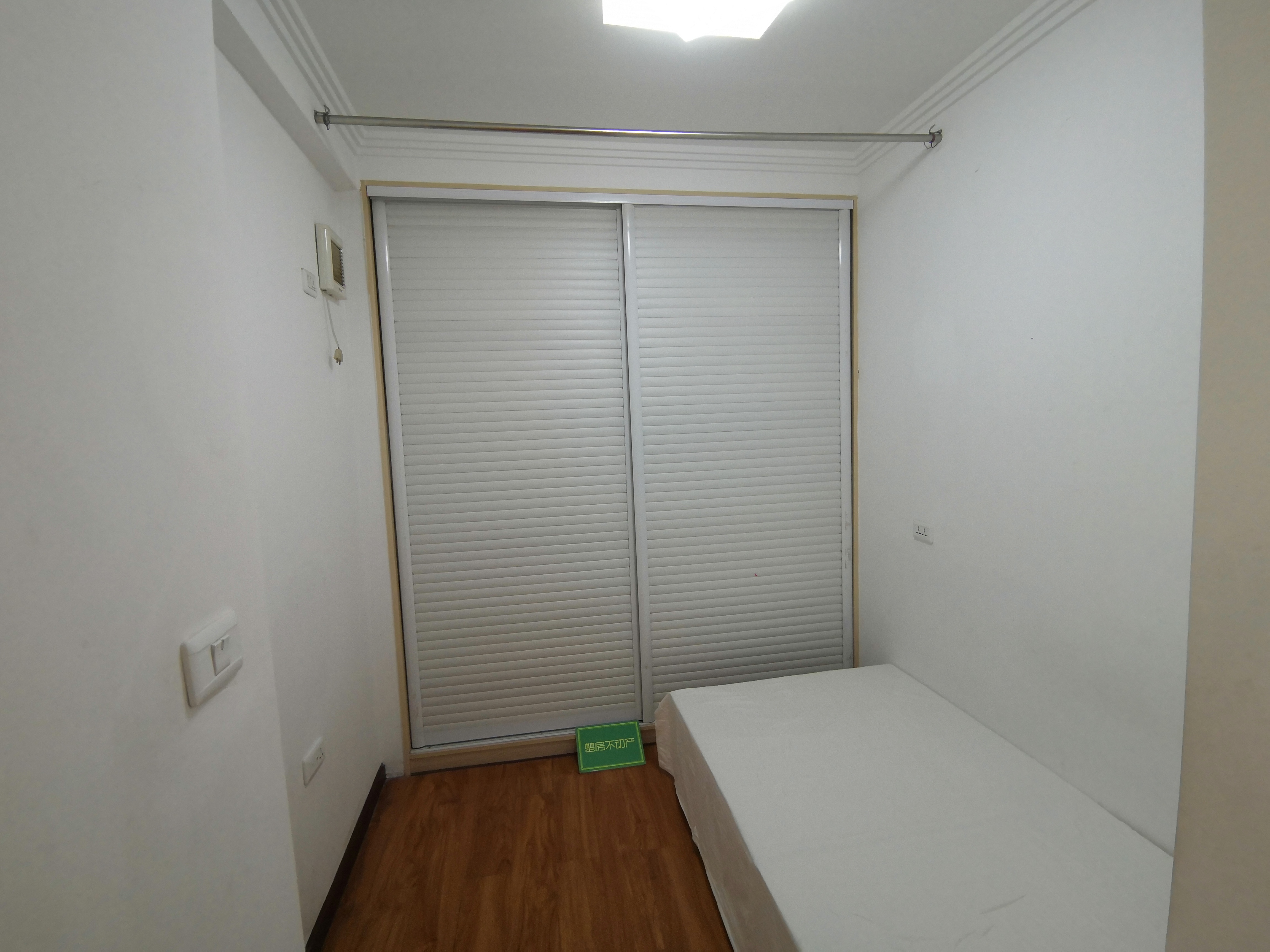 翰林公馆 一中对面 一楼复式 可拎包入住 楼上两个房，楼下厅厨卫 好租好住