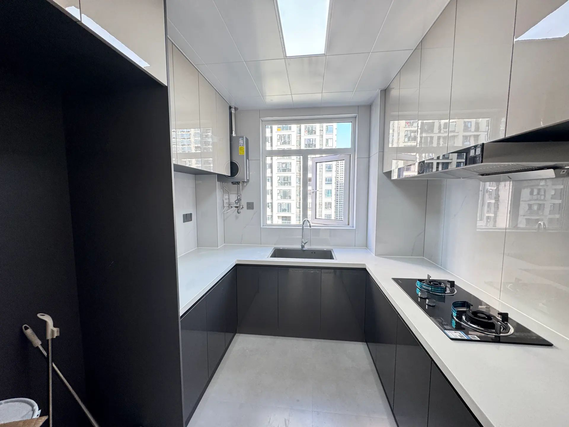 城西，风和日丽，精装四房，送一个地下车位，中间楼层，实小，仙桃三中，南北通透