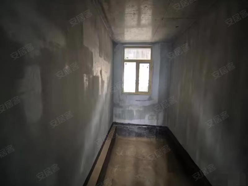 104，捡漏御湖世家，单价4000​，证件满二，户型方正，三开间朝南，视野采光无遮挡