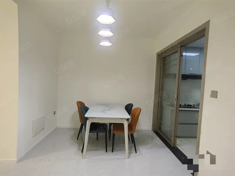 城南步梯二楼，精装大三房，单嫁2900，手富1个，月供1300，房龄新有院子停车