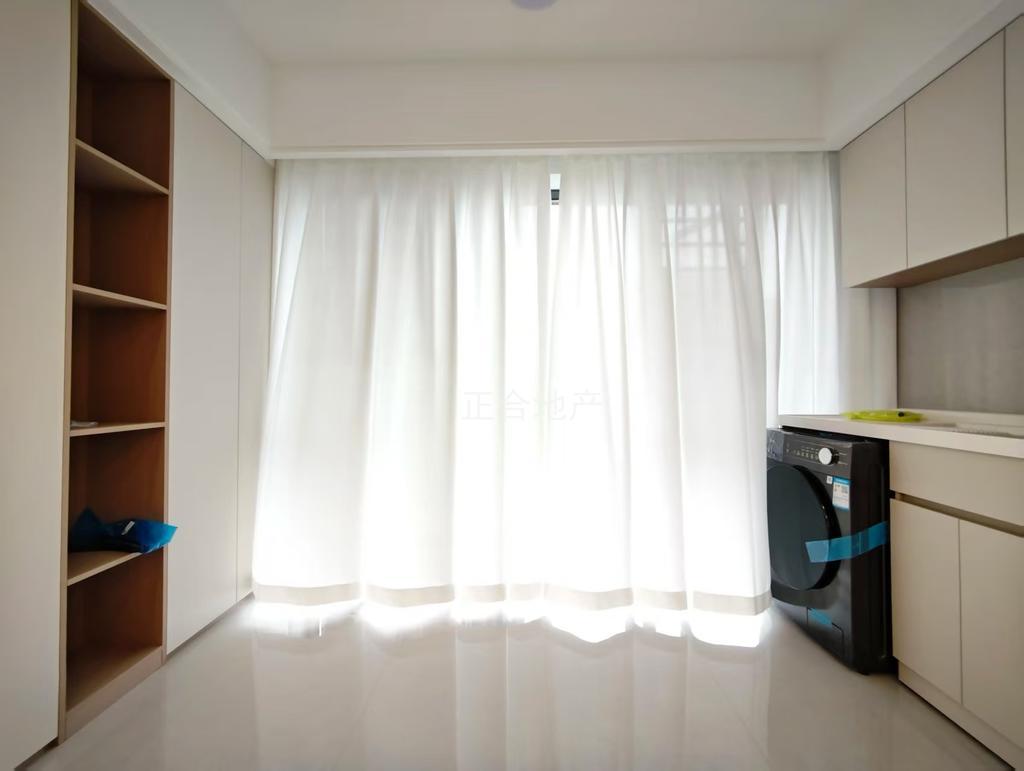 城南，御湖世家，全新精装三房二厅，证满两年，手付无要求，好楼层