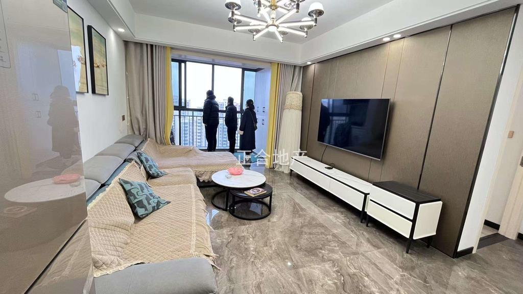 急售，森林国际，湖景房，精装三房两厅，9.9成新，基本未住，证满二，视野好