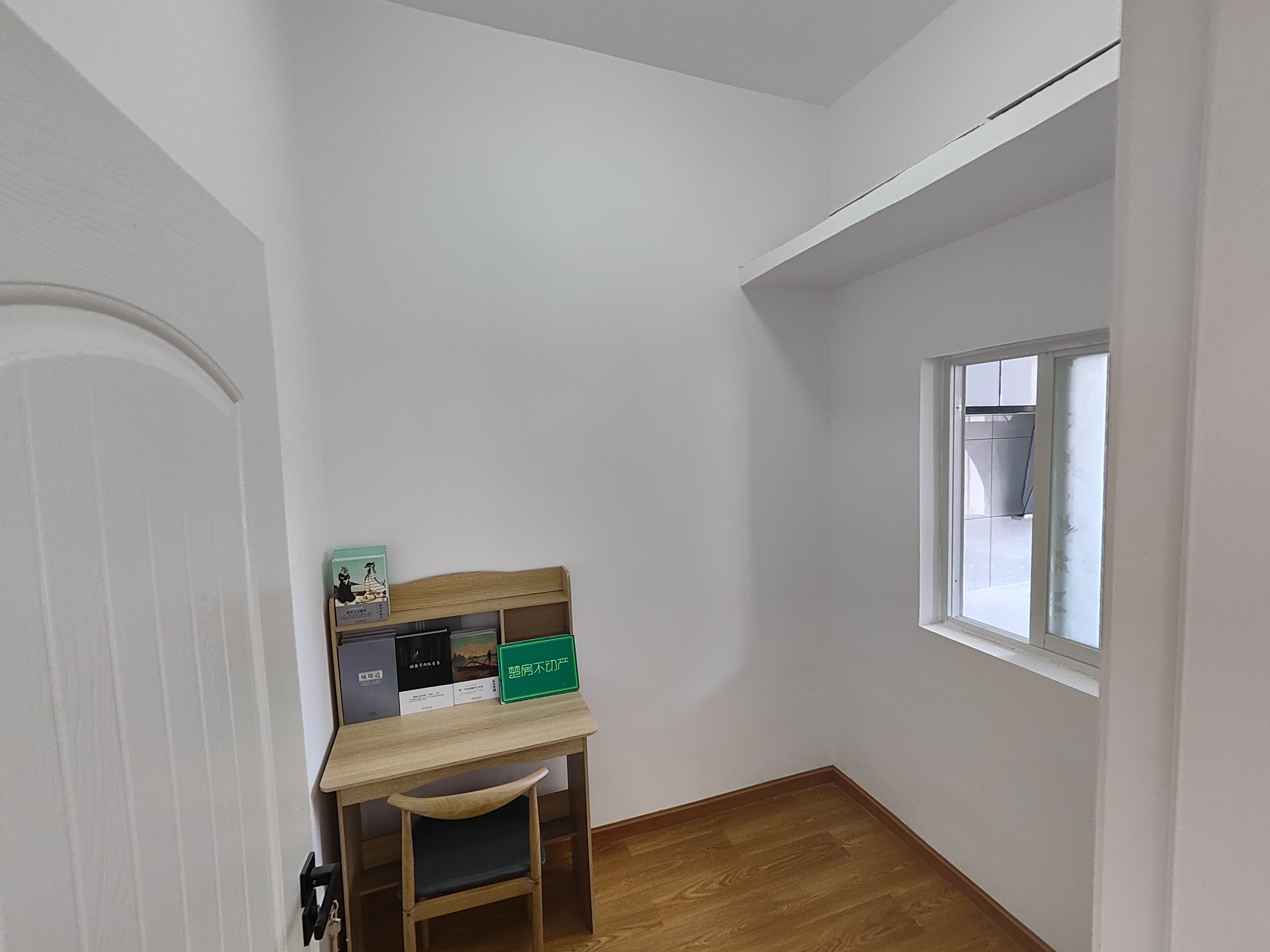 包过护步行街旁边买①层送①层，全新精装，楼下超大院子可停汽车，交通方便，户型方正南北通透采光好的很