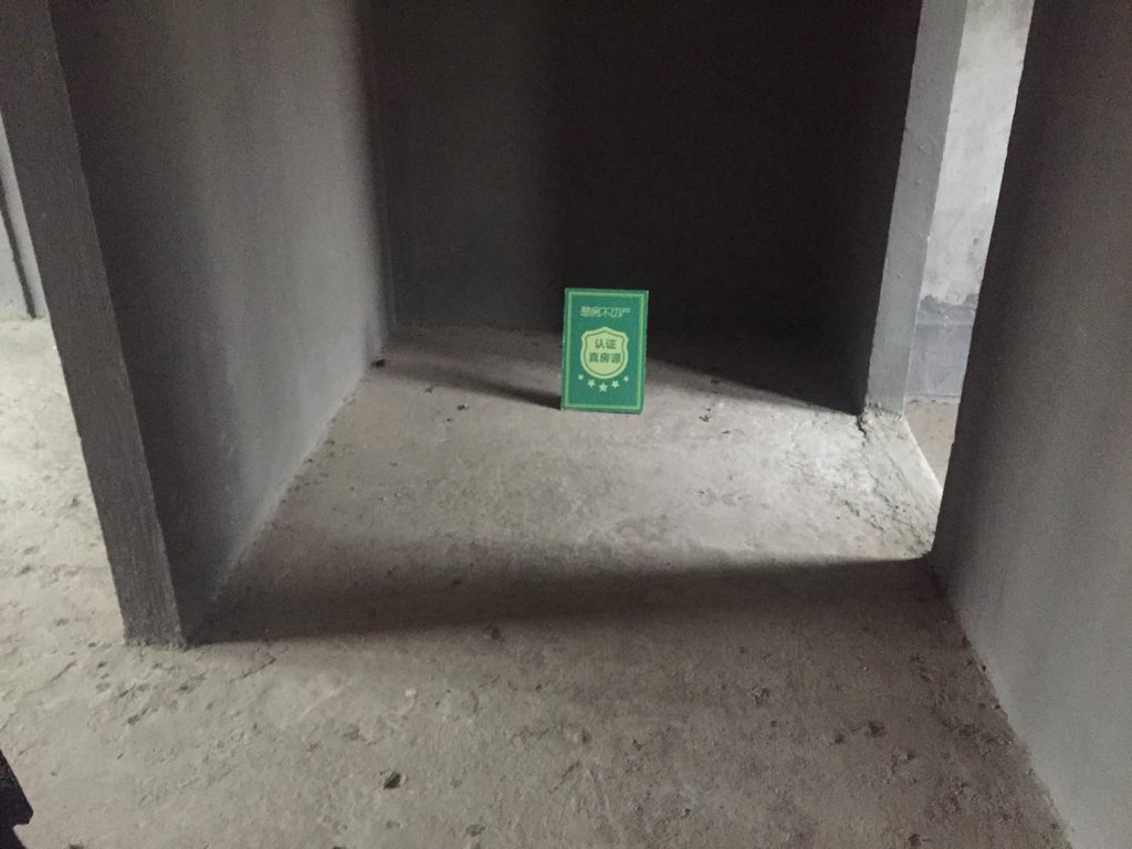 绿地华庭联排别墅，环境好的吓人，每天鲜氧环绕景色宜人