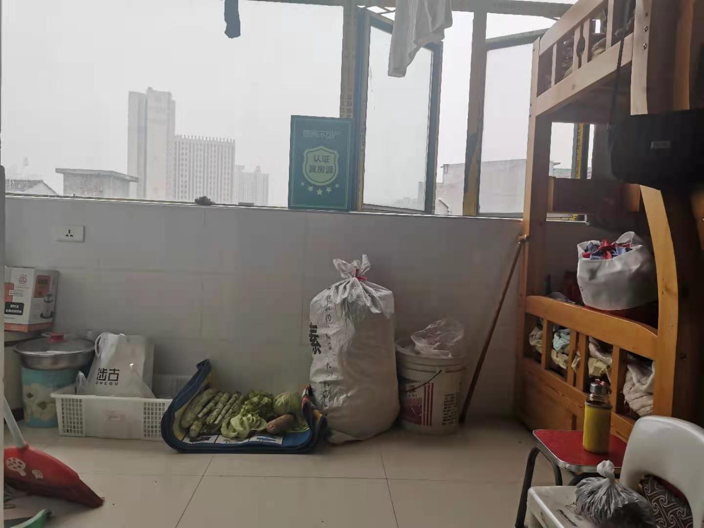 商城附近大兴公馆电梯好楼层，低价诚意出售！