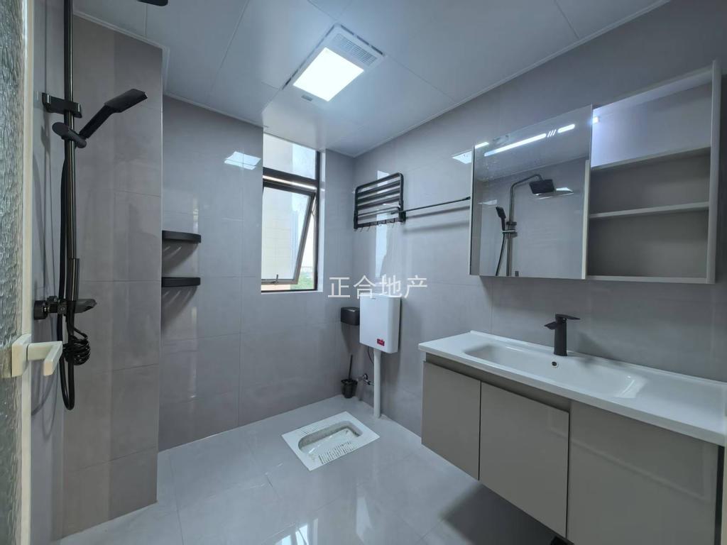 城南，御湖世家，湖景房，精装大三房，满2年，电梯中间楼层8楼，赠送一个地下车位