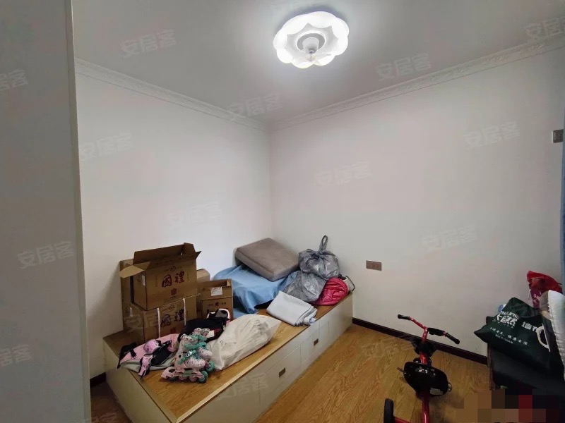 捡漏，城南，新城壹号四期，湖景房，单价4900，精装3房2卫，老证，电梯中间楼层