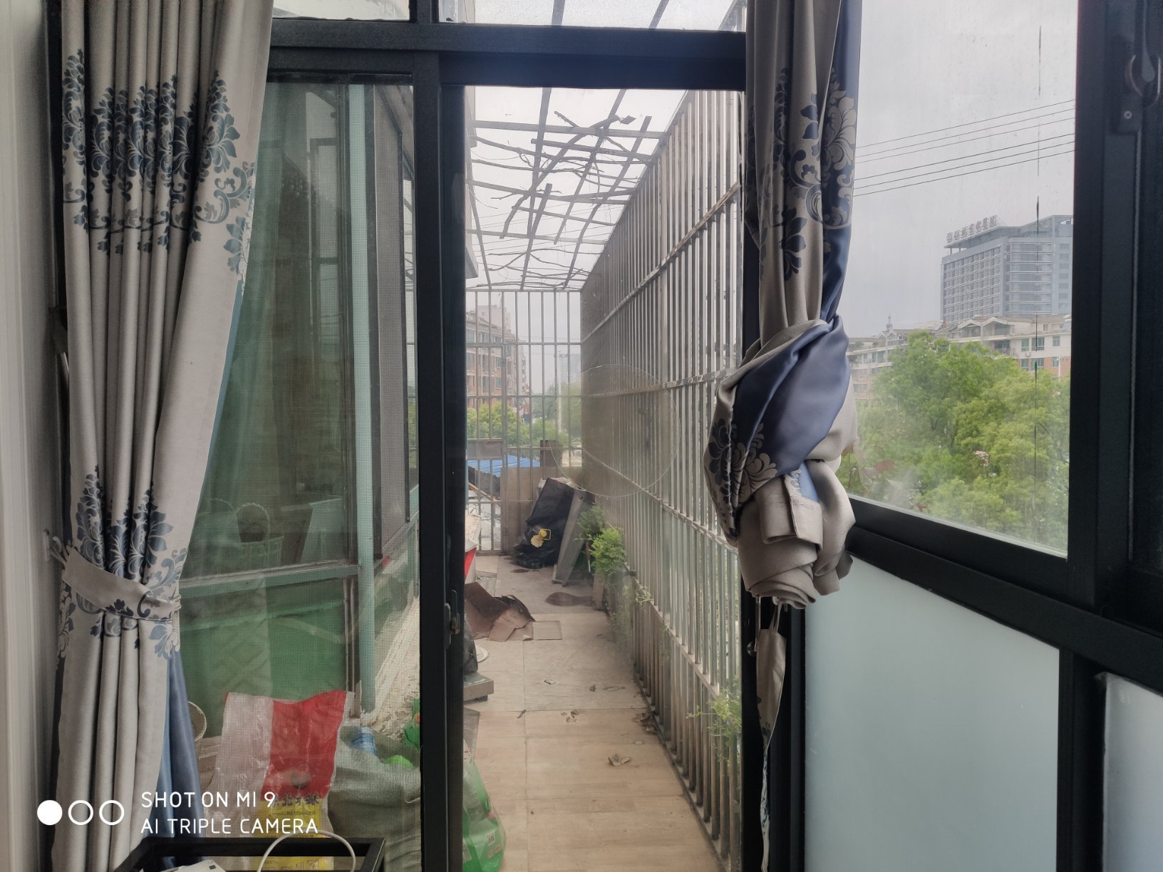 青青家园豪装三房，全屋中央空调品牌家电全送。