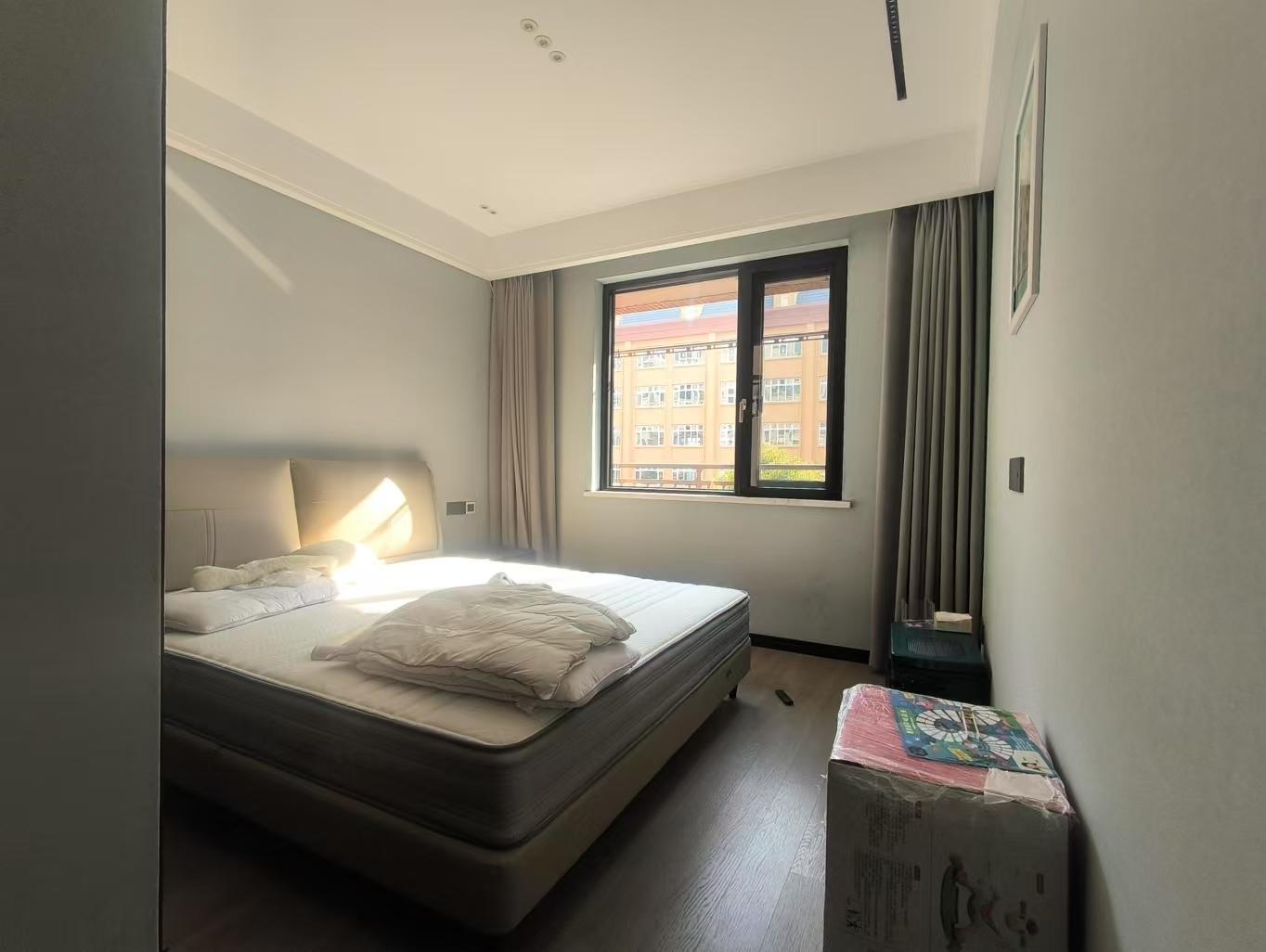 领秀城6室3厅大平层全新精装修，211平米难得的大平层洋房诚意出售！